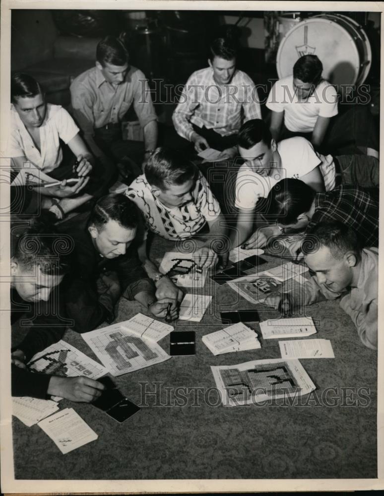 1951 Press Photo University of Illinois students make display for school flag - Historic Images