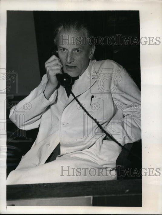 1947 Press Photo Dr Franz Misgeld German works on Polio as human gunieapig - Historic Images