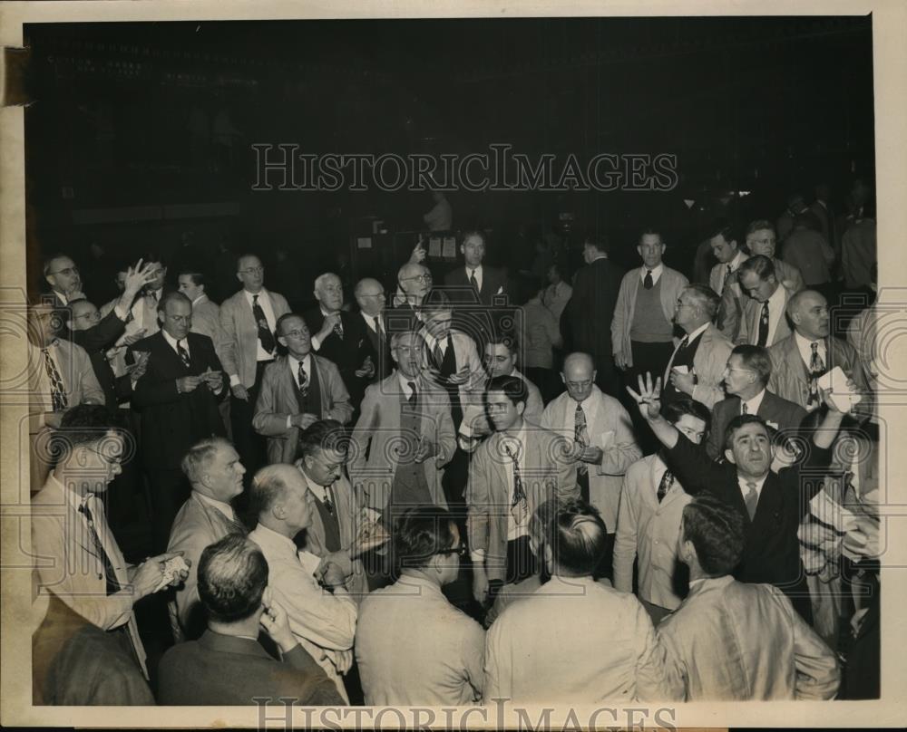 1946 Press Photo Chicago Stock Exchange traders on floor of corn pit - nee87905 - Historic Images