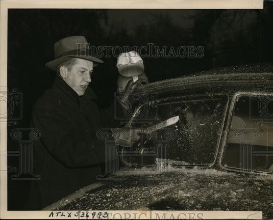 1940 Press Photo Preston Henry Georgia Tech student removes ice from car - Historic Images
