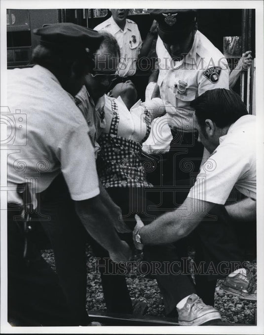 1977 Press Photo An injured victim of the RTA accident - cva76949 - Historic Images
