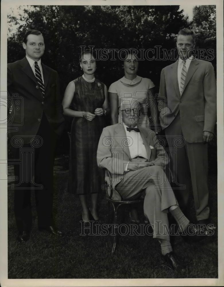 1956 Press Photo Mr and Mrs Vail Hunting Valley and Family - cva91403 - Historic Images