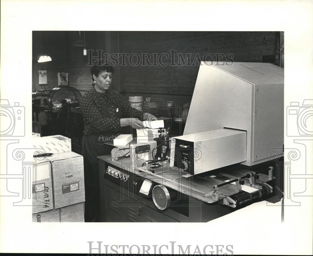 1984 Press Photo Ann Ballard operating an ink spray addressing machine - Historic Images