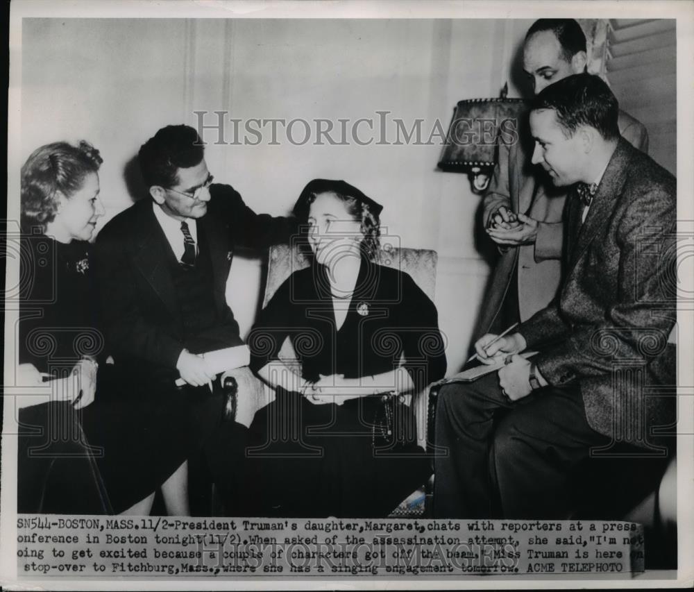 1950 Press Photo President Truman&#39;s daughter Margaret &amp; press at Boston Mass - Historic Images