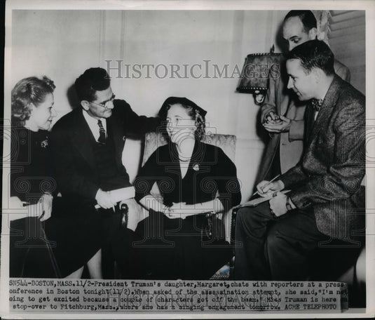 1950 Press Photo President Truman's daughter Margaret & press at Boston Mass - Historic Images
