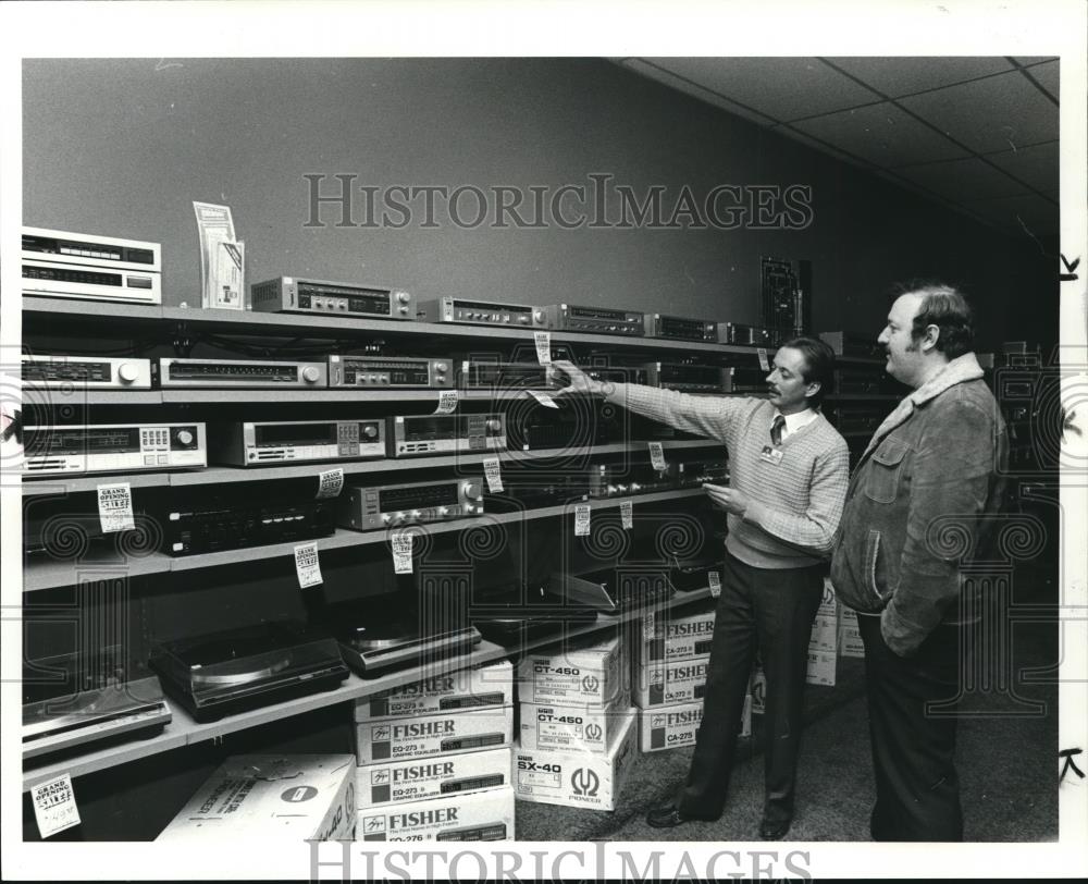 1984 Press Photo Northeast Appliance, Asst. manager Charles Graham demonstrates - Historic Images