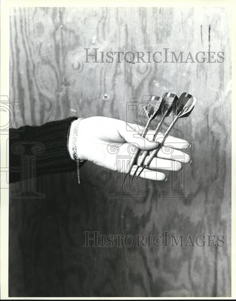 1983 Press Photo $150 dollars in darts, weighted with tungsten for high mass but - Historic Images