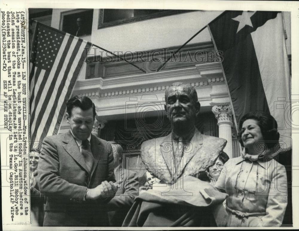 1975 Wire Photo Mrs.Lyndon Johnson With Lt. Gov Bill Hobby Looking at the Bust - Historic Images