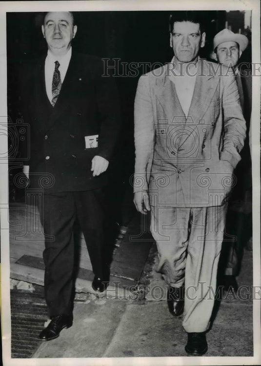 1952 Press Photo John M Mahoney & police Set Matt Byrnes in NYC, MG Robbins case - Historic Images