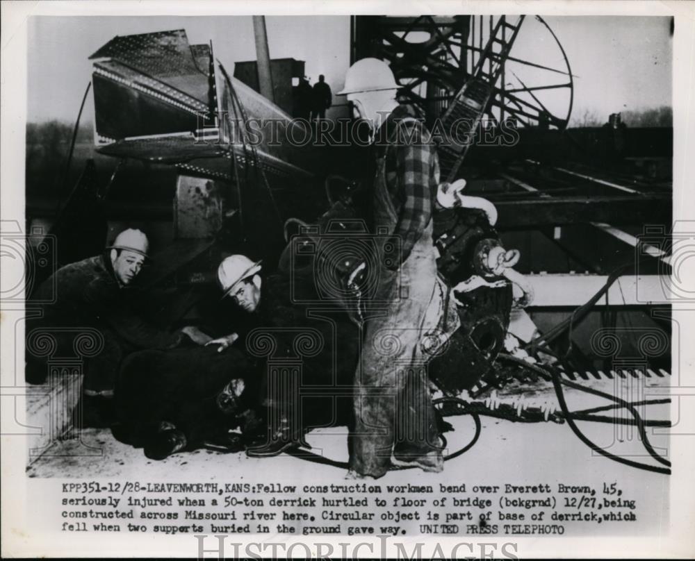 1955 Press Photo Everett Brown injured in Bridgw disaster in Kansas - Historic Images