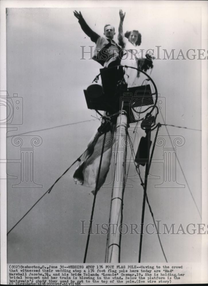 1946 Wire Photo Marshall Jacob and Yolanda Cosmar Wedding Atop 176 Ft. Flagpole - Historic Images