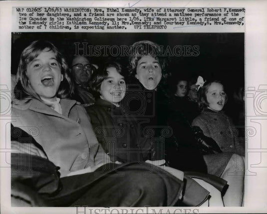 1963 Press Photo Mrs Ethel Kennedy & Margaret Little with children in DC - Historic Images