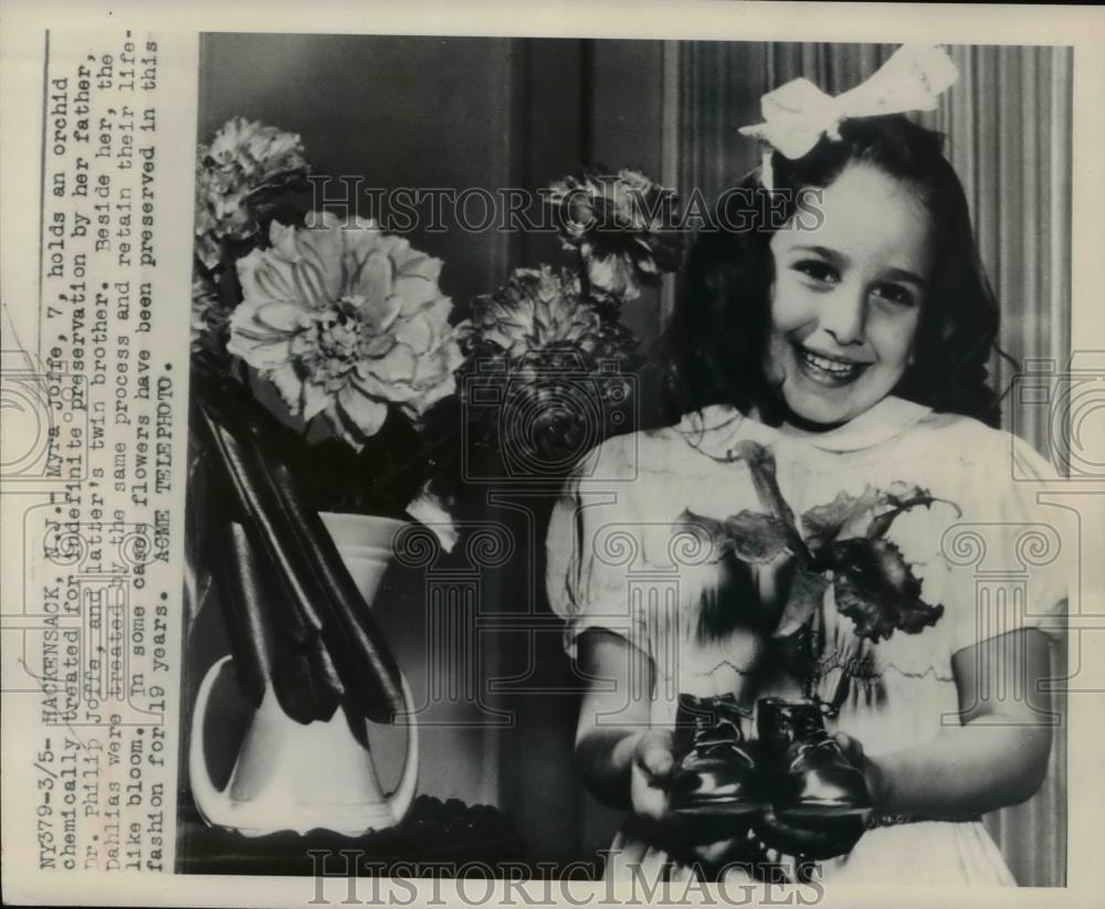 1948 Press Photo Myra Joffe & a orchid preserved by dad Dr Philip Joffe - Historic Images