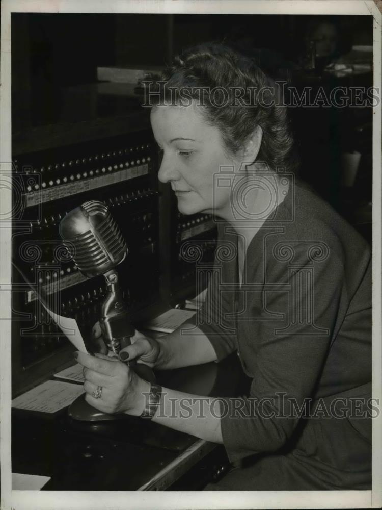 1945 Press Photo Mrs Florence orcombe radio dispatcher at work - nee85804 - Historic Images