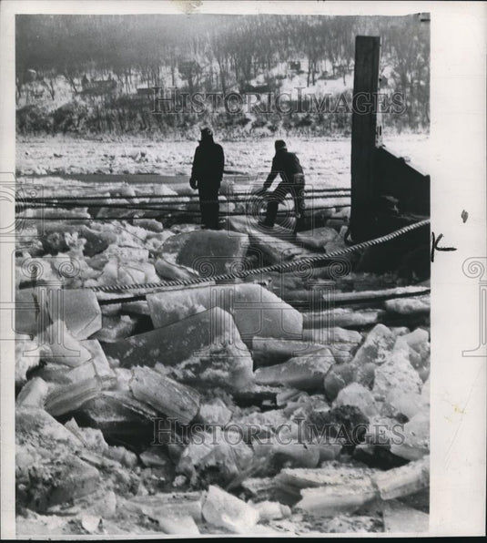 1948 Wire Photo The Ohio river with ice jams in front of the tow at Tresler Co. - Historic Images