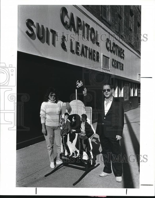 1987 Press Photo Artist Janis Radca with merchant Marty Altman, Spaces Art Galle - Historic Images