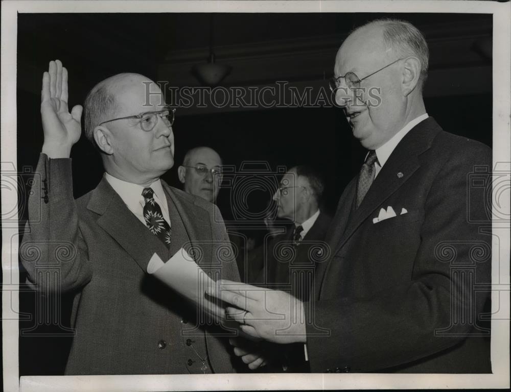 1946 Press Photo Byron B Harlan sworn in as US Tax Court judge by Robert Tracy - Historic Images