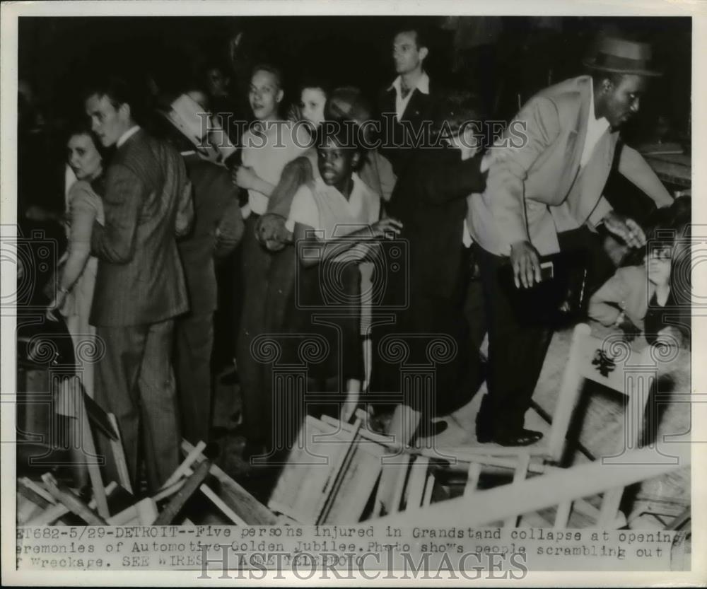 1946 Press Photo Grandstand collapse in Detroit send people scrambling - Historic Images