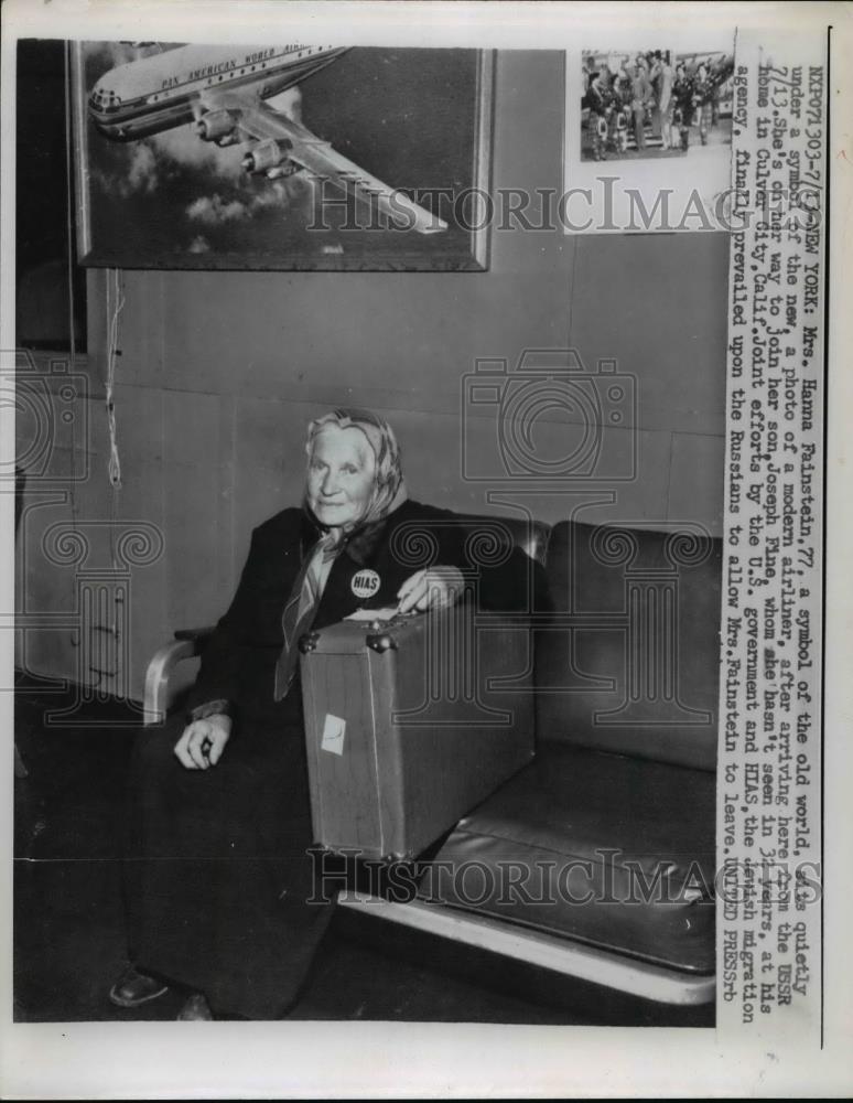 1957 Press Photo Mrs Hanna Fainstein arrives in NYC from Russia, Jewish refugee - Historic Images