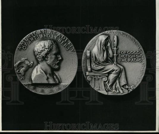 1931 Press Photo Gold medal awarded to NBC's announcer John Holbrook - nee86895 - Historic Images