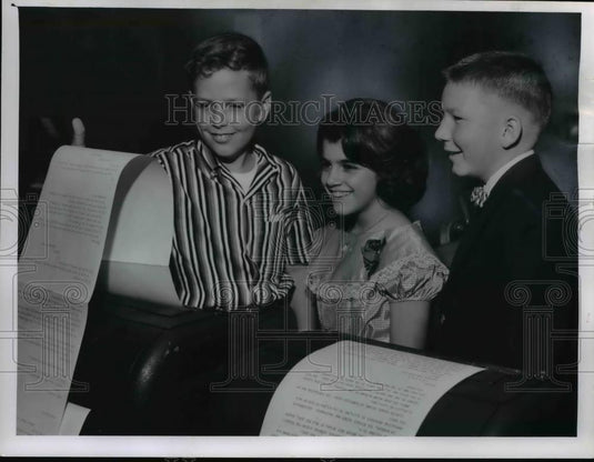 1960 Press Photo Members of the staff of the Cub Reporter of John Dewey School - Historic Images