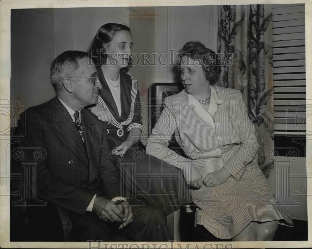 1944 Press Photo Senator Harry Truman, wife & daughter Margaret in Chicago - Historic Images