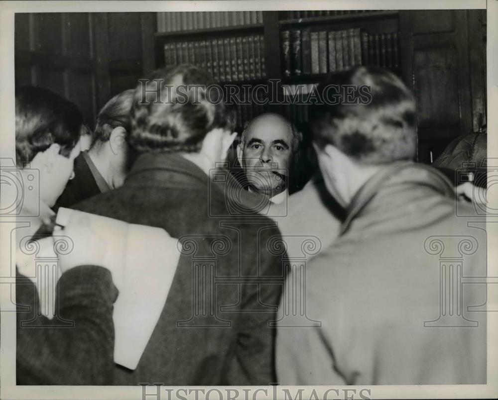 1938 Press Photo Governor Herbert Lehman of New York talking to Newspapermen - Historic Images