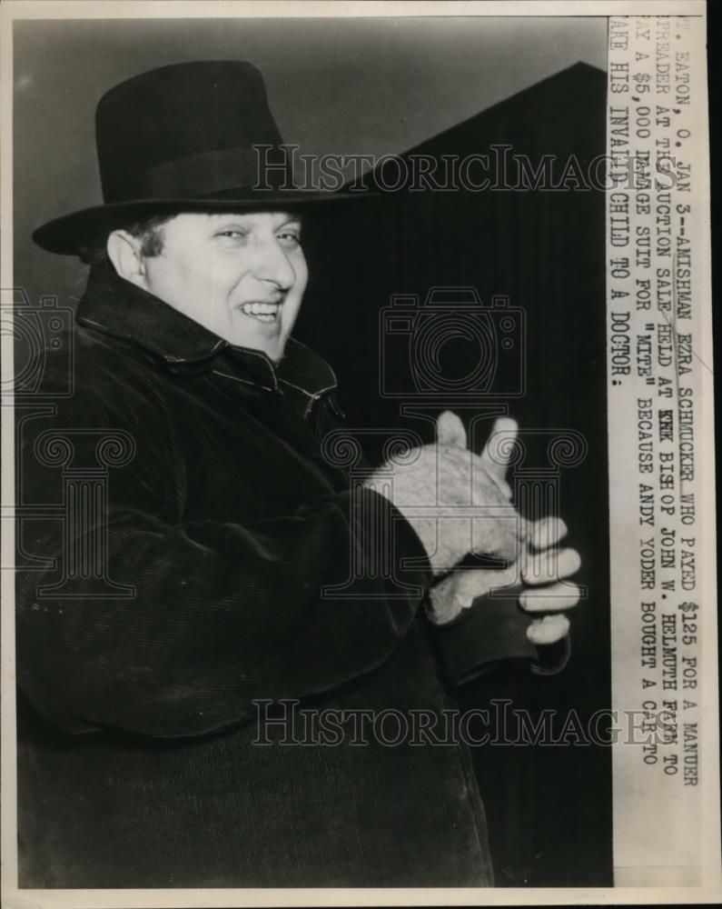 1948 Press Photo Amishman Ezra Schmucker pay for Manuerat the auction Sale - Historic Images