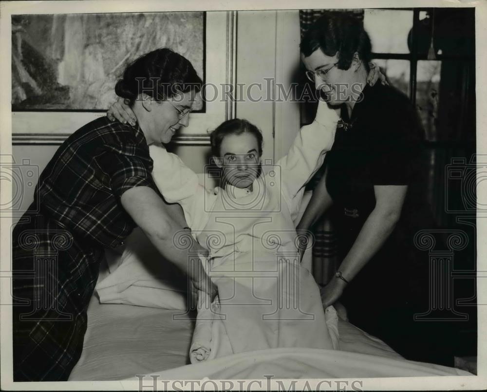 1933 Press Photo Red Cross Volunteers helping a patient. - nee85128 - Historic Images