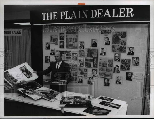 1967 Press Photo Cleveland Camera Show Robert J. Quinlan - cva75841 - Historic Images
