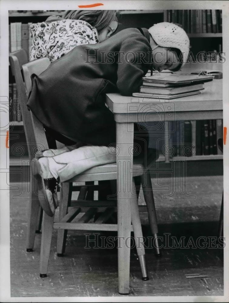 1965 Press Photo Kim Knowles with her school books at Brekscille library - Historic Images