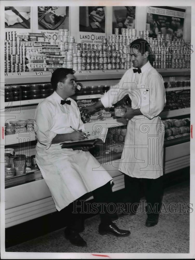 1962 Press Photo Cleveland Stop N Shop grocery Sam Tagliano &amp; Tony Delia - Historic Images