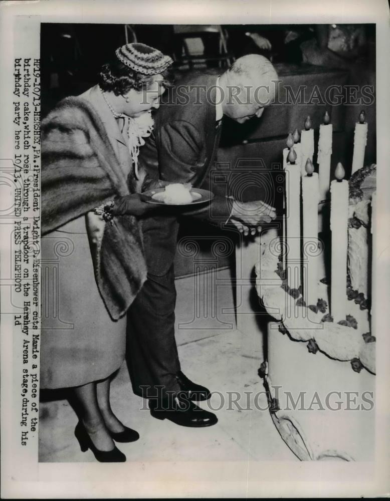 1953 Press Photo President Dwight Eisenhower cuts Mamie a piece of Birthday Cake - Historic Images