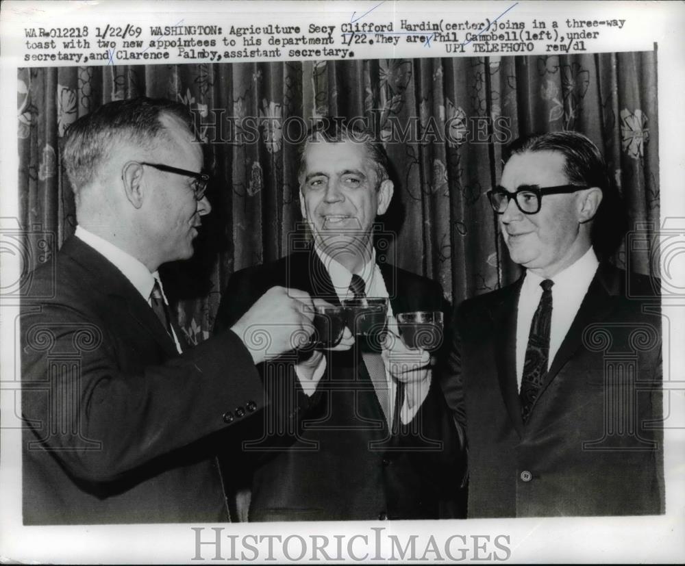 1969 Press Photo Agriculture Secretary Clifford Hardin, Phil Campbell &amp; C Palmby - Historic Images