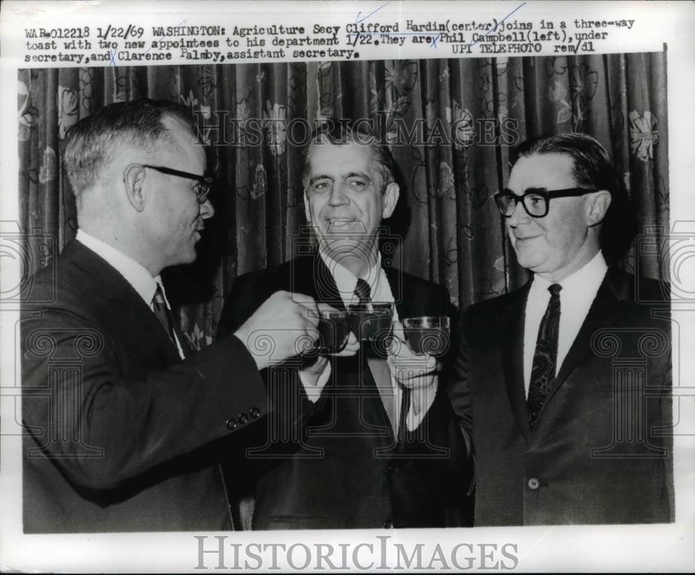 1969 Press Photo Agriculture Secretary Clifford Hardin, Phil Campbell & C Palmby - Historic Images