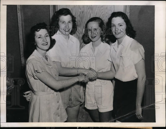 1946 Press Photo Girl College Basketball Team compete at Elmira College - Historic Images