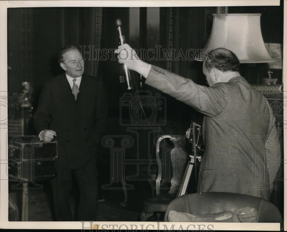 1956 Press Photo Selwyn lloyd starts as Britian Foreign Secretary in London - Historic Images