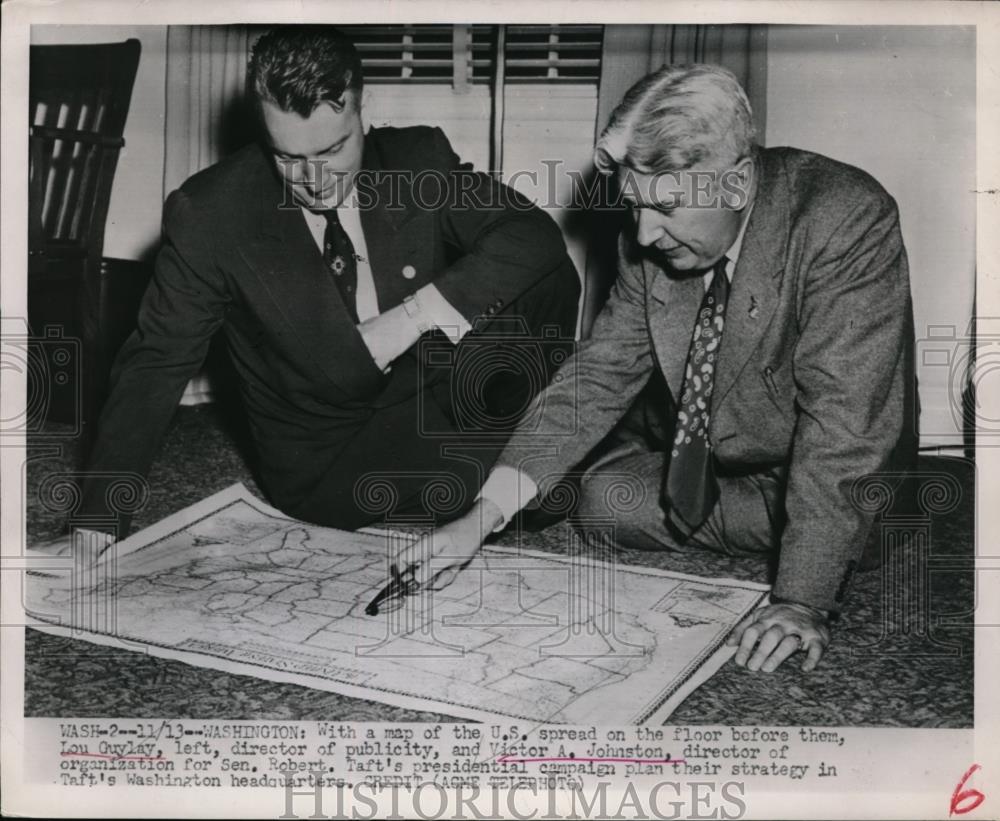 1951 Press Photo Lou Guylay and Victor A Johnston with a map of U.S for campaign - Historic Images