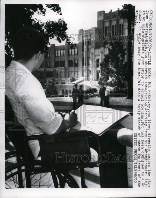 1957 Press Photo Pat McKelvey does daily sketch of scene in Central High - Historic Images