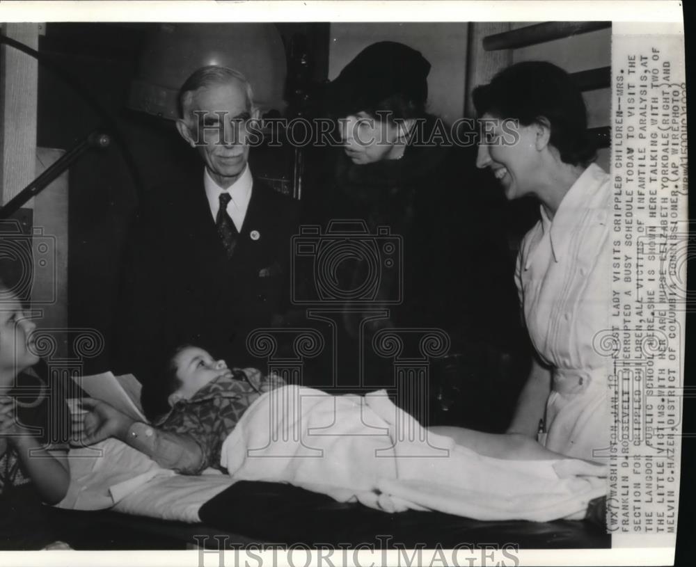 1938 Wire Photo Mrs. Franklin D. Roosevelt interrupted a busy schedule today to - Historic Images