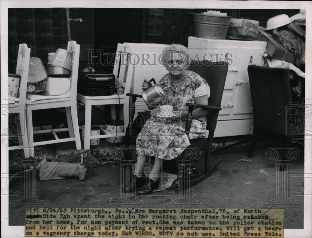 1953 Press Photo Mrs Margaret Hespenthal of Pittsburg after eviction from home - Historic Images