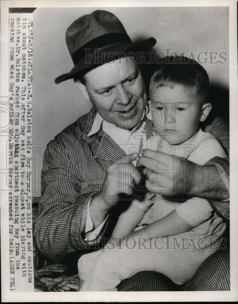 1949 Press Photo E.S Ralston holds Ray Harper and caution him abouth matches - Historic Images