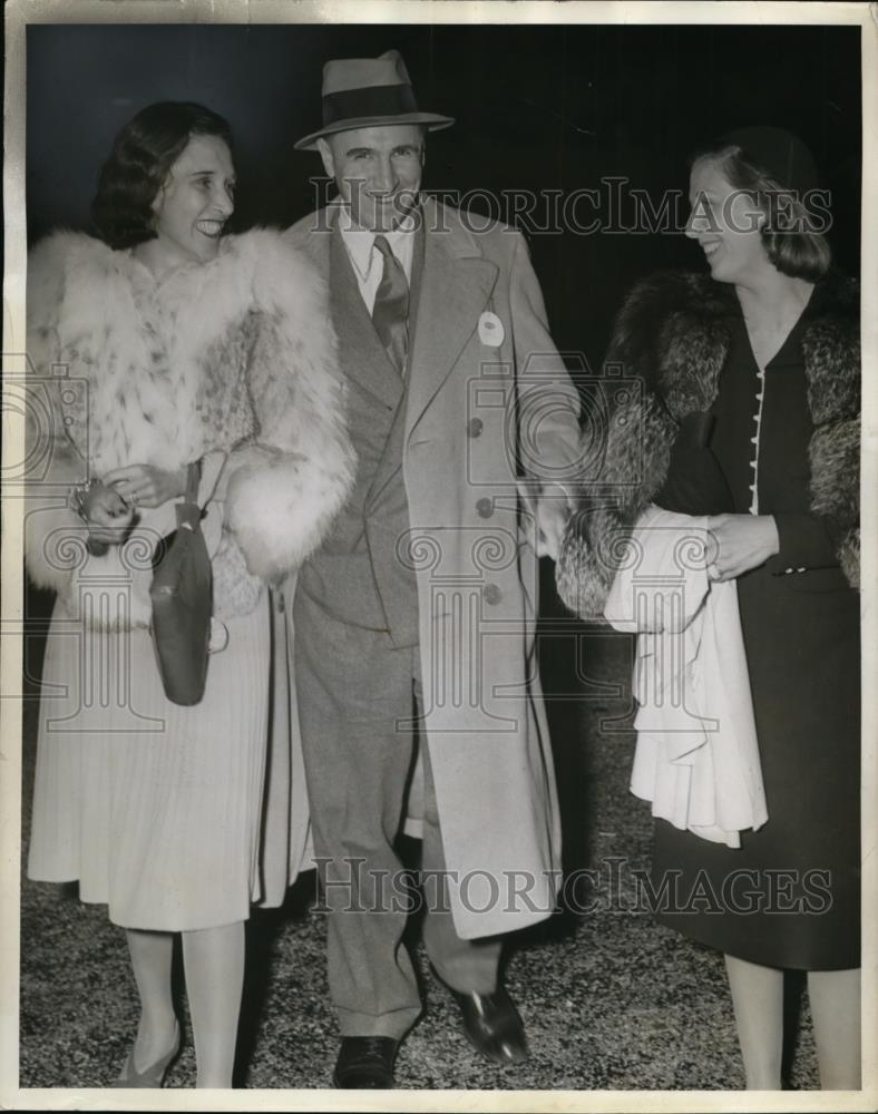 1940 Press Photo Mr & Mrs Thomas Hitchcock Jr, Mrs Seymour Knox in NY - Historic Images