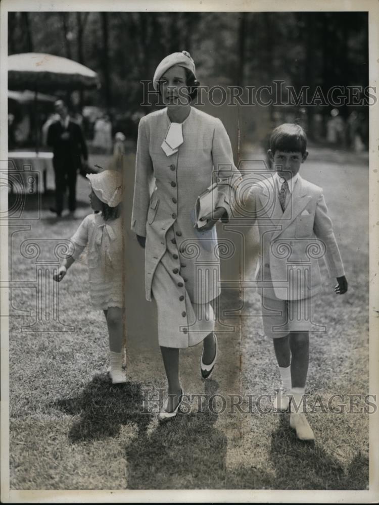 1934 Press Photo Mrs Thomas Hitchcock Jr with her two children at Greentea Fair - Historic Images