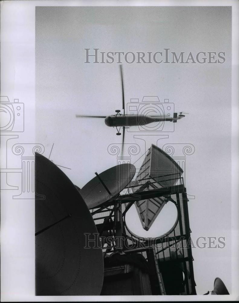 1963 Press Photo Ohio Bell airlifted by helicopter six cornucopia horn antennas - Historic Images