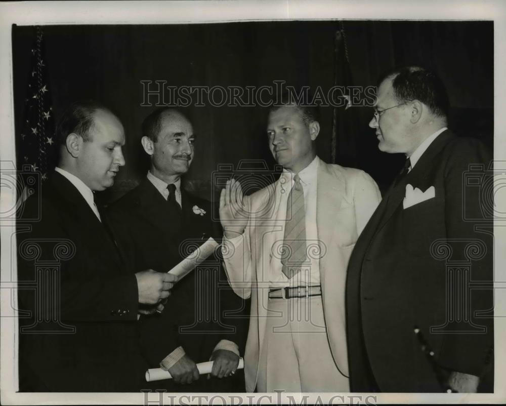 1940 Press Photo Earl Harrison sworn in to Immigration & Naturalization office - Historic Images