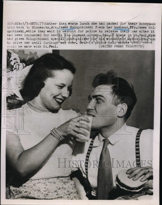 1952 Press Photo Mrs James Holupchinski & husband Pfc James in Detroit MI - Historic Images