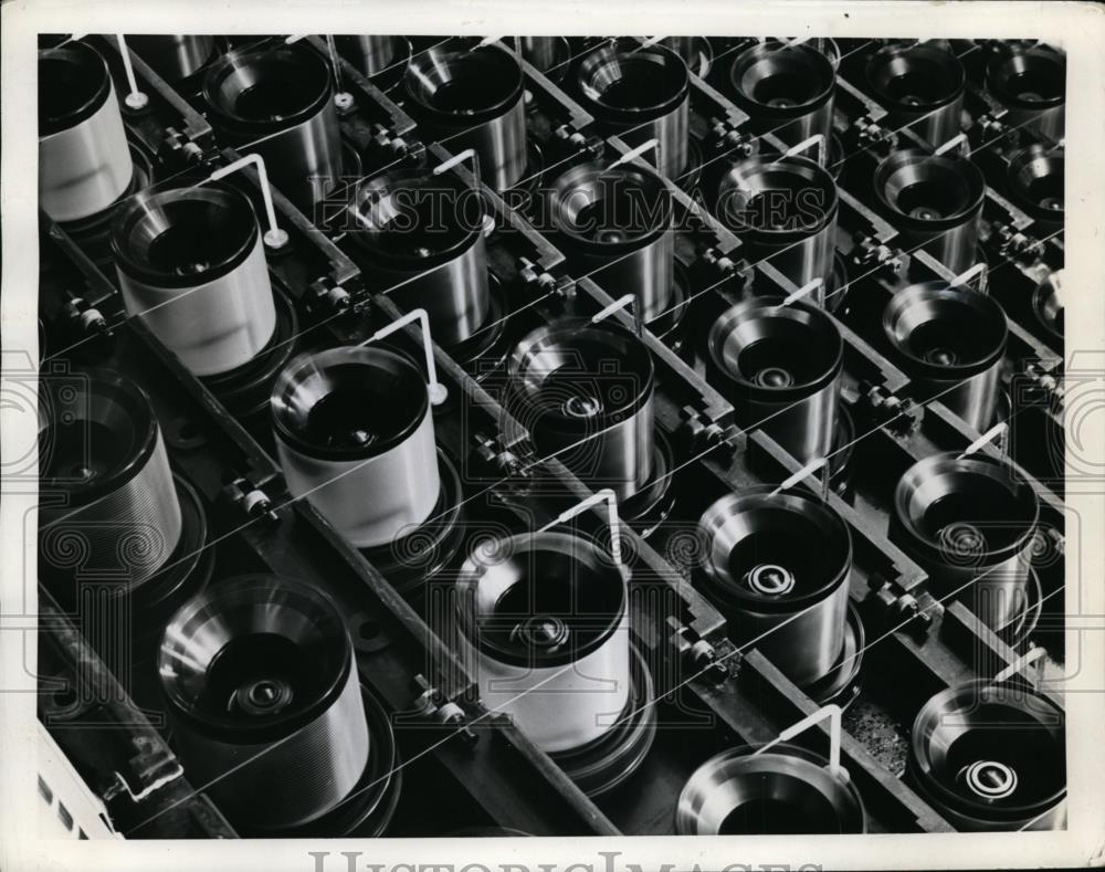 1944 Press Photo Industrial Raypn Corp thread advance reels with cloth for war - Historic Images