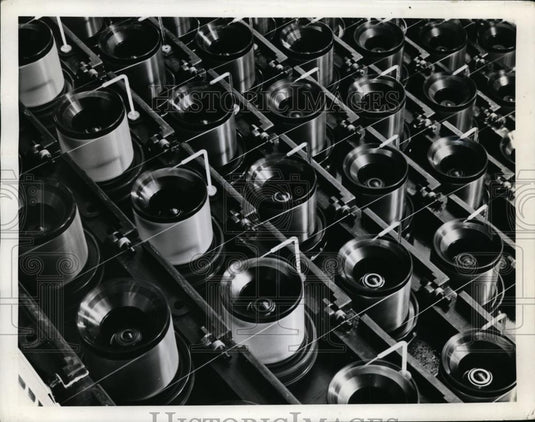 1944 Press Photo Industrial Raypn Corp thread advance reels with cloth for war - Historic Images