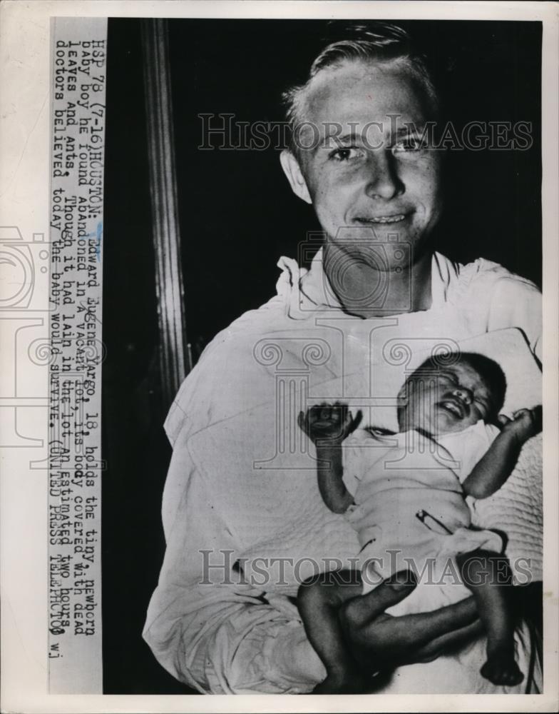 1952 Press Photo Edward Eugene Yargo &amp; baby he found abandoned in Houston - Historic Images